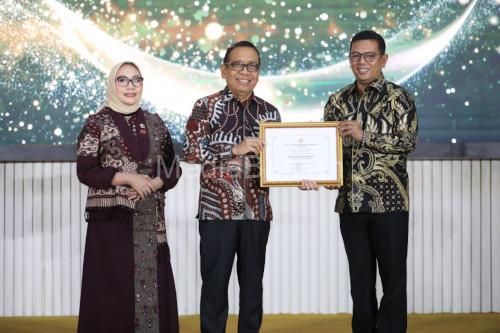 Gubernur Banten, Andra Soni menerima predikat provinsi layak anak. Foto: Biro Adpim Banten