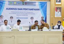 Gubernur Banten, Andra Soni dalam audiensi proyek PSEL Serang Raya di Pemkot Serang. Foto Biro Adpim Banten