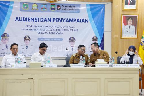 Gubernur Banten, Andra Soni dalam audiensi proyek PSEL Serang Raya di Pemkot Serang. Foto Biro Adpim Banten