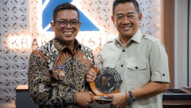 Gubernur Banten, Andra Soni berkunjung ke PT Krakatau Steel, BUMN bidang baja. Foto: Biro Adpim Banten