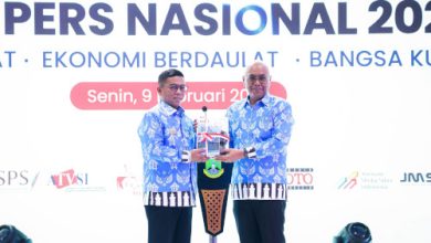 Gubernur Banten, Andra Soni menerima PWI Awards pada puncak HPN 2026. Foto Biro Adpim Banten