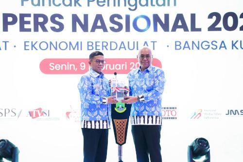 Gubernur Banten, Andra Soni menerima PWI Awards pada puncak HPN 2026. Foto Biro Adpim Banten