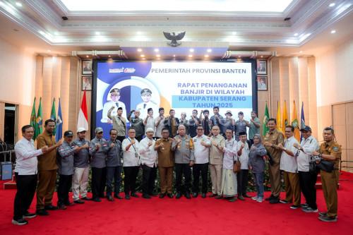Gubernur Banten, Andra Soni menggelar rapat atasi banjir di Padarincang. Foto Biro Adpim Banten