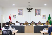 Gubernur Banten, Andra Soni oimpin rapat penangan banjir di Tangerang. Foto Biro Adpim Banten