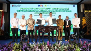 Penandatanganan elektrifikasi dan reaktivasi rel KA Rangkasbitung - Pandeglang. Foto: Biro Adpim Banten