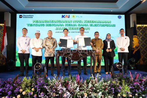 Penandatanganan elektrifikasi dan reaktivasi rel KA Rangkasbitung - Pandeglang. Foto: Biro Adpim Banten