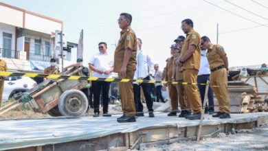 Gubernur Banten, Andra Soni meninjau rekontruksi jalan Teluknaga - Dadap. Foto Biro Adpim Banten