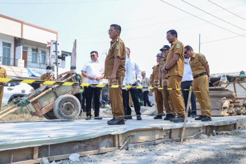 Gubernur Banten, Andra Soni meninjau rekontruksi jalan Teluknaga - Dadap. Foto Biro Adpim Banten