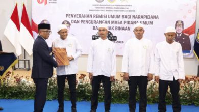Gubernur Banten, Andra Soni bersama warga binaan yang dapat remisi. Foto Biro Adpim Banten