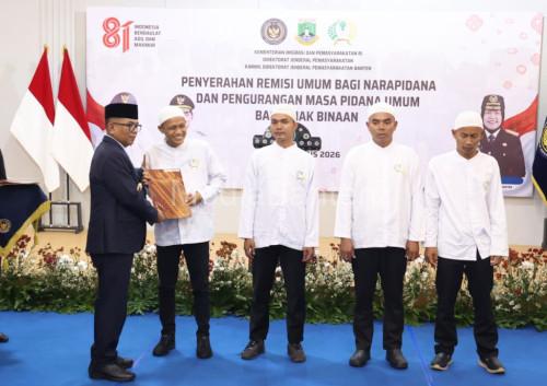 Gubernur Banten, Andra Soni bersama warga binaan yang dapat remisi. Foto Biro Adpim Banten