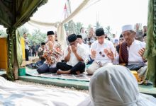Gubernur Banten, Andra Soni bersiarah di makan Syech Asnawi Caringin, Labuan. Foto Biro Adpim Banten