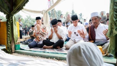 Gubernur Banten, Andra Soni bersiarah di makan Syech Asnawi Caringin, Labuan. Foto Biro Adpim Banten