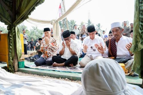 Gubernur Banten, Andra Soni bersiarah di makan Syech Asnawi Caringin, Labuan. Foto Biro Adpim Banten