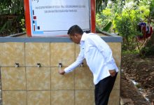 Gubernru Banten, Andra Soni mencoba air bersih. Foto: Biro Adpim Banten