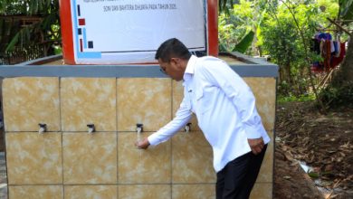 Gubernru Banten, Andra Soni mencoba air bersih. Foto: Biro Adpim Banten