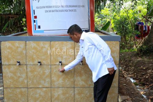 Gubernru Banten, Andra Soni mencoba air bersih. Foto: Biro Adpim Banten