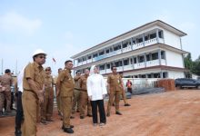 Gubernur Banten, Andra Soni meninjau pembangunan ruang kelas baru. Foto Biro Adpim Banten