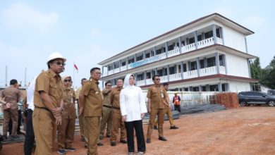 Gubernur Banten, Andra Soni meninjau pembangunan ruang kelas baru. Foto Biro Adpim Banten