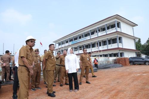 Gubernur Banten, Andra Soni meninjau pembangunan ruang kelas baru. Foto Biro Adpim Banten