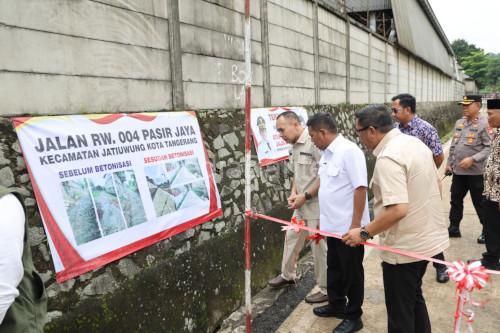 Gubernur Banten, Andra Soni meresmikan ruas jalan kopi bagian dari Program Bang Andra. Foto Biro Adpim Banten