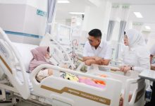 Gubernur Banten, Andra Soni beridalog dengan pasien di RSUD Kota Tangerang. Foto Biro Adpim Banten