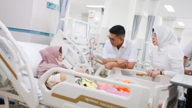 Gubernur Banten, Andra Soni beridalog dengan pasien di RSUD Kota Tangerang. Foto Biro Adpim Banten