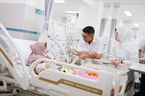 Gubernur Banten, Andra Soni beridalog dengan pasien di RSUD Kota Tangerang. Foto Biro Adpim Banten