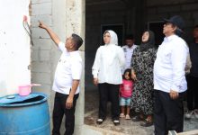 Gubernur Banten, Andra Soni bersama Kadis PRKP Rahmat Rugiantoro meninjau rumah tak layak huni. Foto Biro Adpim Banten
