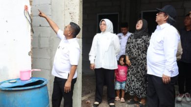 Gubernur Banten, Andra Soni bersama Kadis PRKP Rahmat Rugiantoro meninjau rumah tak layak huni. Foto Biro Adpim Banten