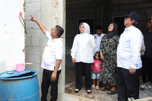 Gubernur Banten, Andra Soni bersama Kadis PRKP Rahmat Rugiantoro meninjau rumah tak layak huni. Foto Biro Adpim Banten