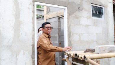 Gubernur Banten, Andra Soni meninjau rumah korban bencana di Tangerang. Foto Biro Adpim Banten