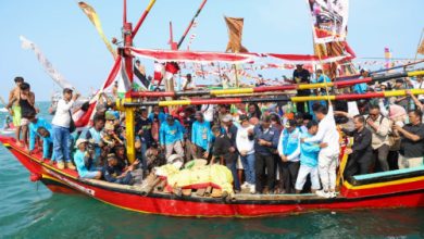 Gubernur Banten, Andra Soni di salah satu perahu ruwat laut nelayan Carita. Foto: Biro Adpim Banten