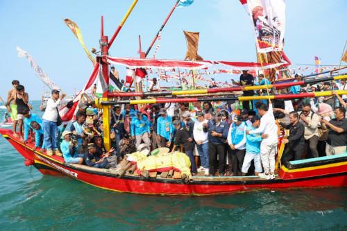 Gubernur Banten, Andra Soni di salah satu perahu ruwat laut nelayan Carita. Foto: Biro Adpim Banten