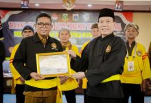 Andra Soni, Gubernur Banten diberi sabuk kehormatan dari Pencak Silat SMI. Foto Biro Adpim Banten