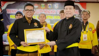 Andra Soni, Gubernur Banten diberi sabuk kehormatan dari Pencak Silat SMI. Foto Biro Adpim Banten