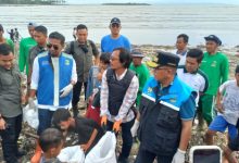 Gubernur Banten, Andra Soni ikut gerakan pembersihan sampah pantai Desa Teluk, Kabupaten Pandeglang. Foto: Biro Adpim Banten