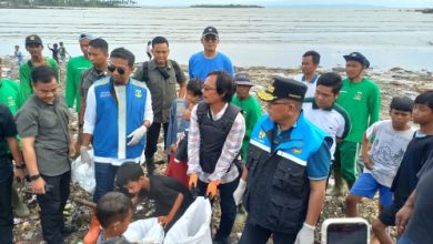 Gubernur Banten, Andra Soni ikut gerakan pembersihan sampah pantai Desa Teluk, Kabupaten Pandeglang. Foto: Biro Adpim Banten