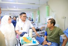 Gubernur Banten, Andra Soni menyapa pasien di salah satu RSUD. Foto Biro Adpim Banten