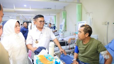 Gubernur Banten, Andra Soni menyapa pasien di salah satu RSUD. Foto Biro Adpim Banten