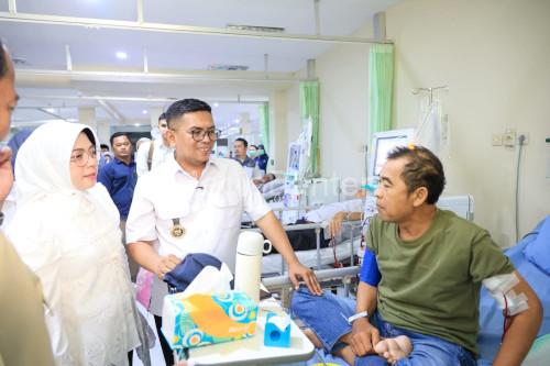 Gubernur Banten, Andra Soni menyapa pasien di salah satu RSUD. Foto Biro Adpim Banten
