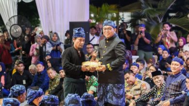 Gubernur Banten, Andra Soni menerima amanat dalam Seba Baduy. Foto Biro Adpim Banten