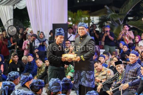 Gubernur Banten, Andra Soni menerima amanat dalam Seba Baduy. Foto Biro Adpim Banten