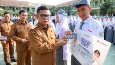 Andra Soni, Gubernur Banten menyerahkan biaya prorgam sekolah gratis ke siswa SMK PGR 3 Kota Serang. Foto: Biro Adpim Banten