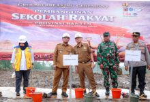 Gubernur Banten, Andra Soni meletakan batu pertama pembangunan Sekolah Rakyat. Foto Biro Adpim Banten
