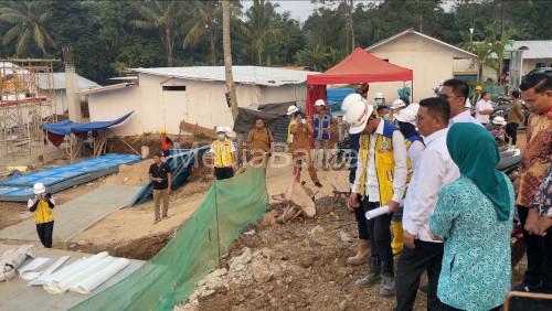 Gubernur Banten, Andra Soni saat meninjau pembangunan Sekolah Rakyat Banten di Pandeglang. Foto Biro Adpim Banten