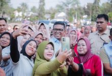 Andra Soni, Calon Gubernur Banten Nomor Urut 2 dikerubuti emak-emak yang selfie. Foto: Ucu