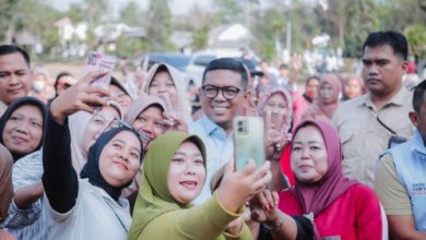 Andra Soni, Calon Gubernur Banten Nomor Urut 2 dikerubuti emak-emak yang selfie. Foto: Ucu