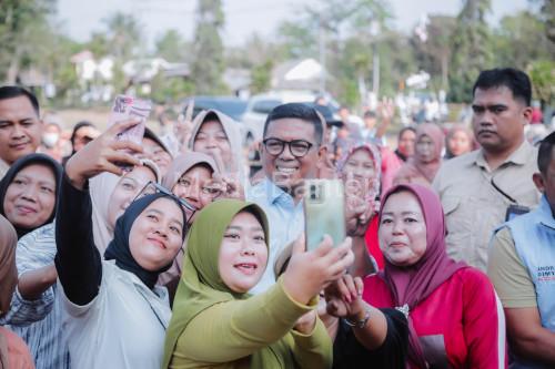 Andra Soni, Calon Gubernur Banten Nomor Urut 2 dikerubuti emak-emak yang selfie. Foto: Ucu