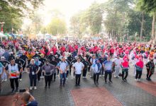 Andra Soni, Gubernur Banten senam bersama ribuan warga di halaman Gedung Negara Banten. Foto: Biro Adpim Pemprov Banten