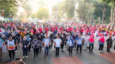 Andra Soni, Gubernur Banten senam bersama ribuan warga di halaman Gedung Negara Banten. Foto: Biro Adpim Pemprov Banten